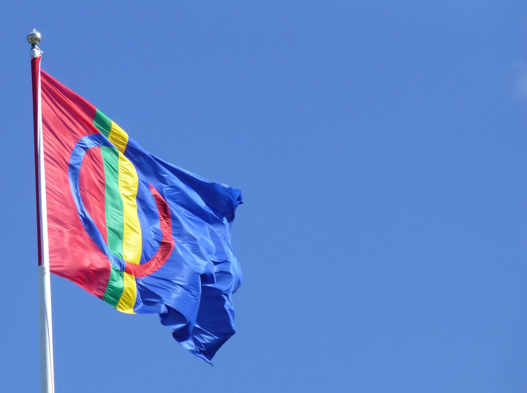 Det samiske flagget veiende på flaggstang