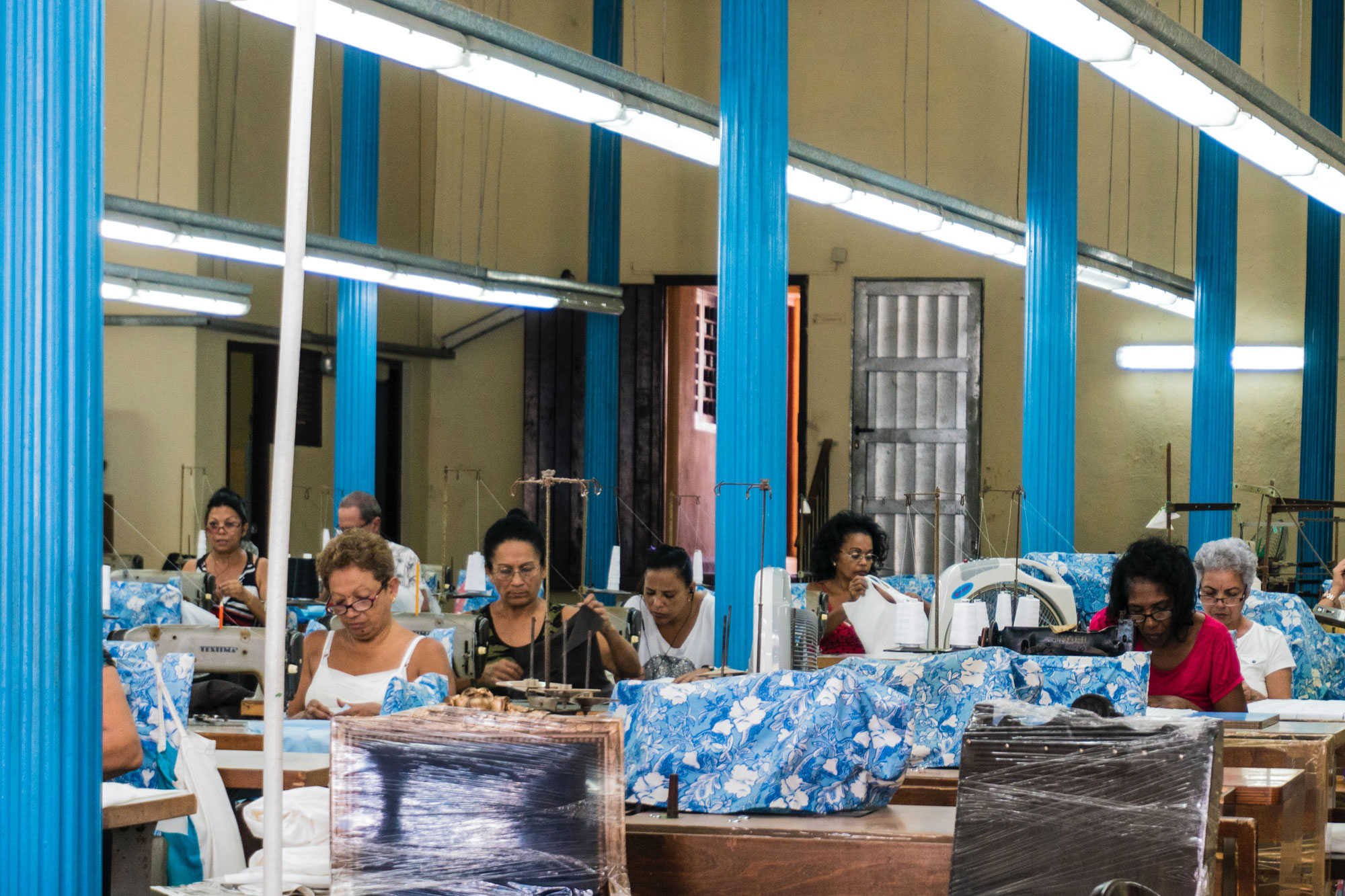 Kvinner som arbeider i en tekstilfabrikk i Havanna