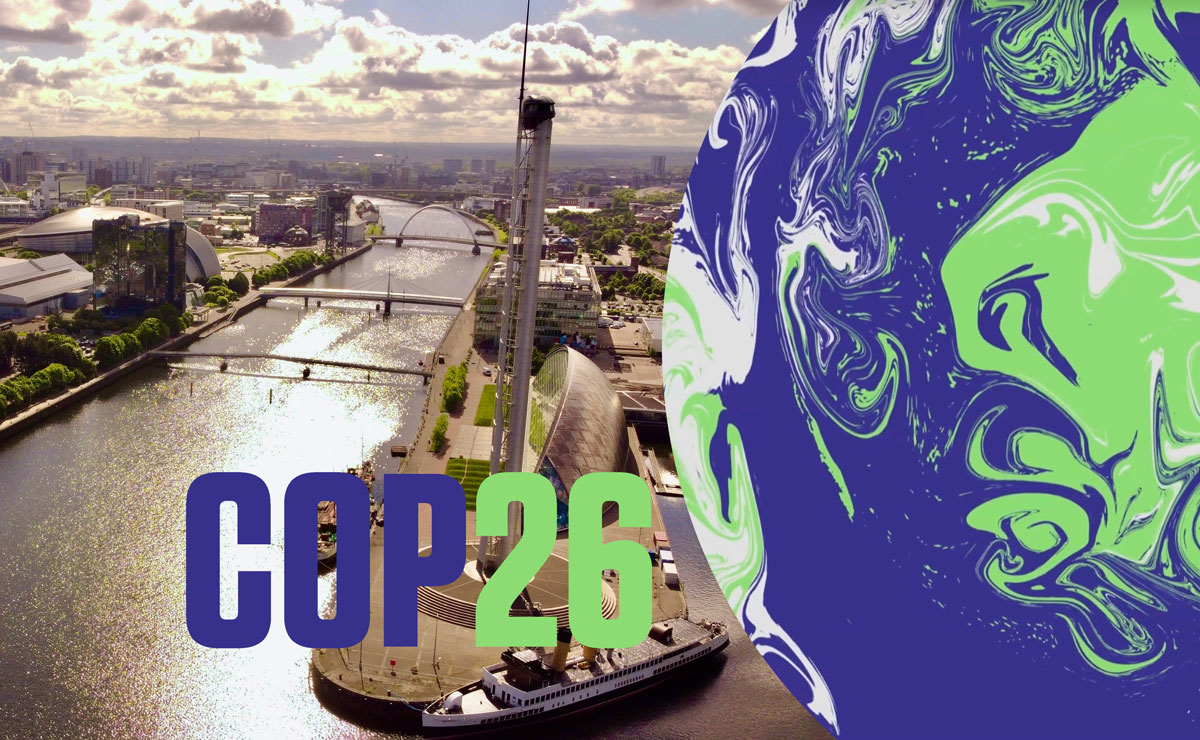 "COP26" i blå og grønn skrift over et bilde av Glasgow med en stilisert grafikk av jordkloden over.