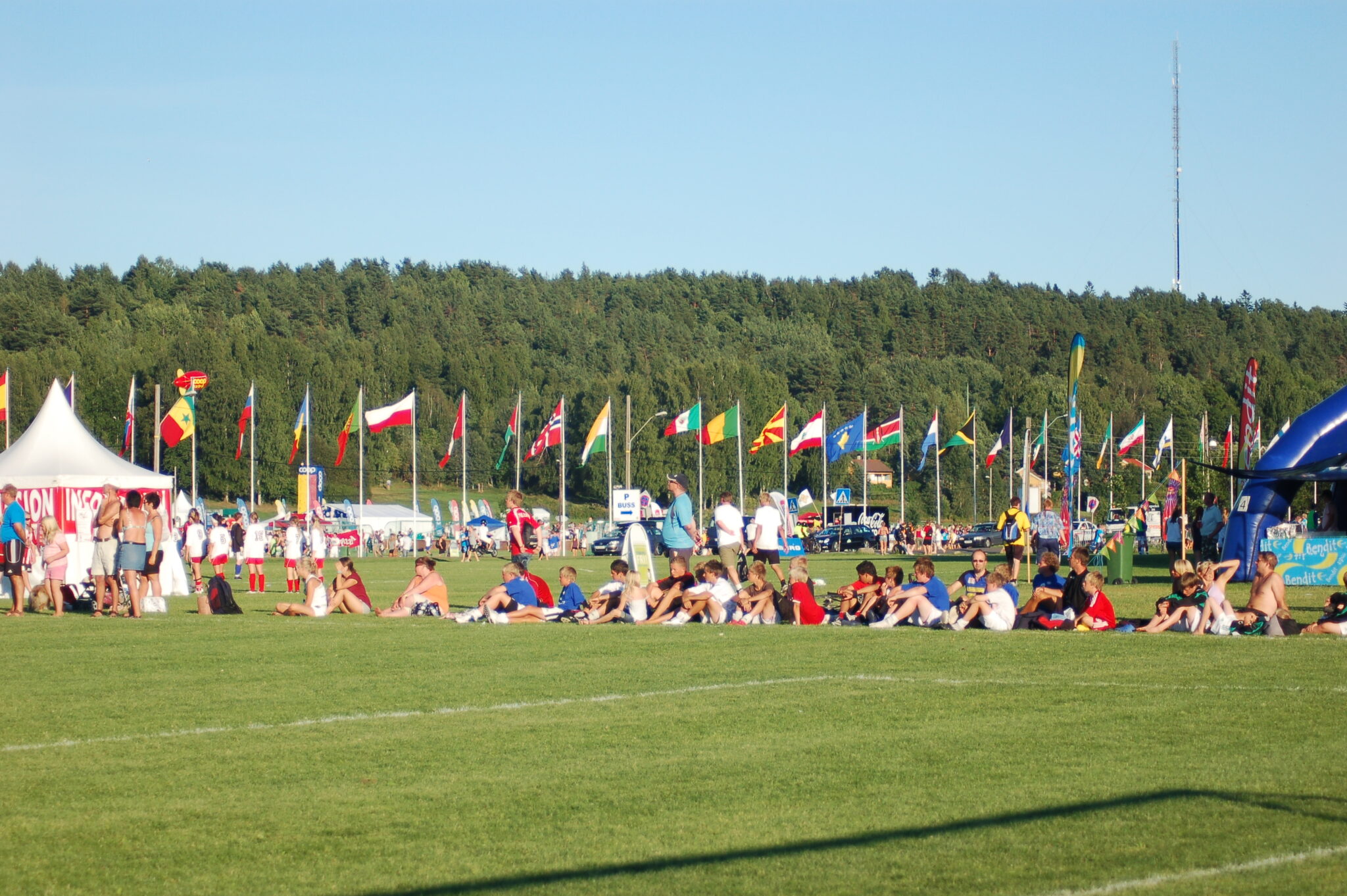 Norway cup i 2008. Flagg fra flere nasjoner vaier over Ekebergsletta hvor barn spiller fotball.
