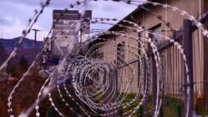 Piggtrådgjerde utenfor fengsel