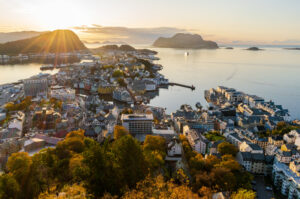 Panorama av Ålesund kommune i solnedgang.