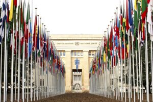 Alle verdens flagg foran FN-bygningen i Geneve
