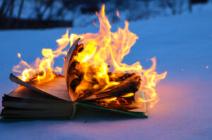Bilde av en tilfeldig, brennende bok.