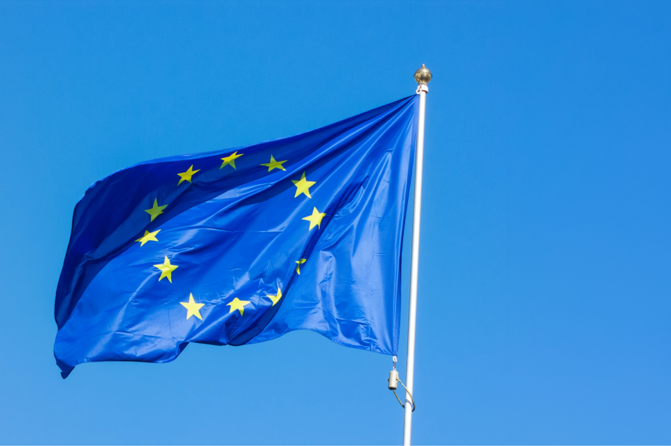 EU-flagget på blå himmel.