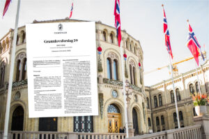 Faksimile av grunnlovsforslag 39 oppå et bilde av Stortinget pyntet med flagg til 17. mai.